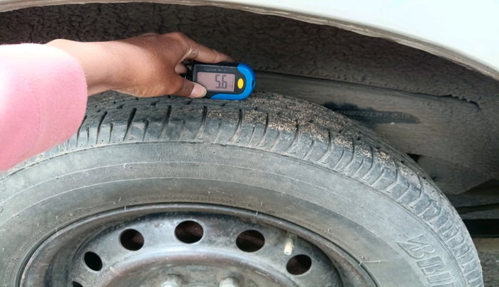 2010 Toyota Innova G1 2.5, Diesel, Manual, 1,88,976 km, tyre