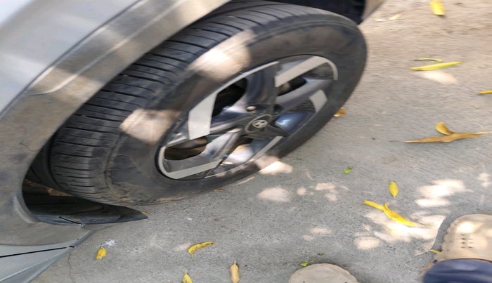 2019 Hyundai VENUE SX PLUS 1.0 TURBO DCT, Petrol, Automatic, 1,39,081 km, tyre