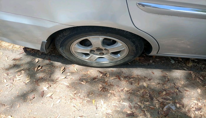 2011 Hyundai Verna TRANSFORM 1.6 SX VTVT, Petrol, Manual, 1,02,417 km, tyre