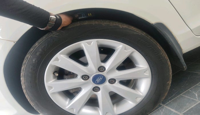 2012 Ford Fiesta TITANIUM DIESEL, Diesel, Manual, 2,00,596 km, tyre