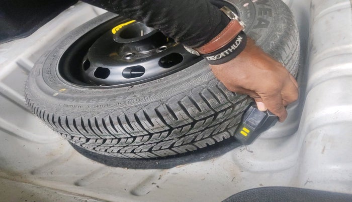 2012 Ford Fiesta TITANIUM DIESEL, Diesel, Manual, 2,00,596 km, tyre