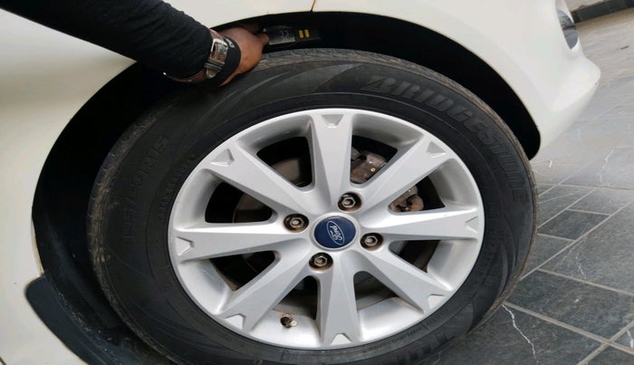 2012 Ford Fiesta TITANIUM DIESEL, Diesel, Manual, 2,00,596 km, tyre