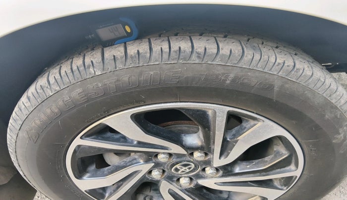 2023 Toyota Innova Crysta 2.4 VX 7STR, Diesel, Manual, 48,609 km, tyre