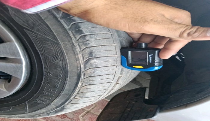 2011 Toyota Innova 2.5 G3, Diesel, Manual, 1,46,686 km, tyre