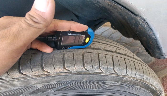 2011 Toyota Innova 2.5 G3, Diesel, Manual, 1,46,686 km, tyre