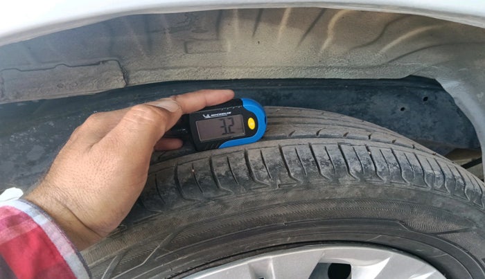 2011 Toyota Innova 2.5 G3, Diesel, Manual, 1,46,686 km, tyre