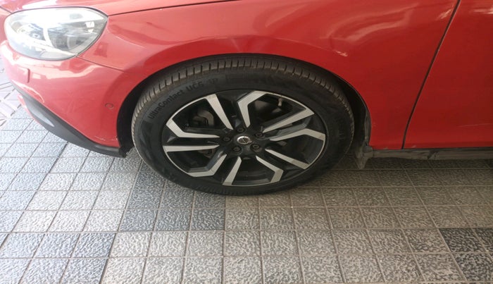 2016 Volvo V40 Cross Country D3, Diesel, Automatic, 1,13,768 km, tyre