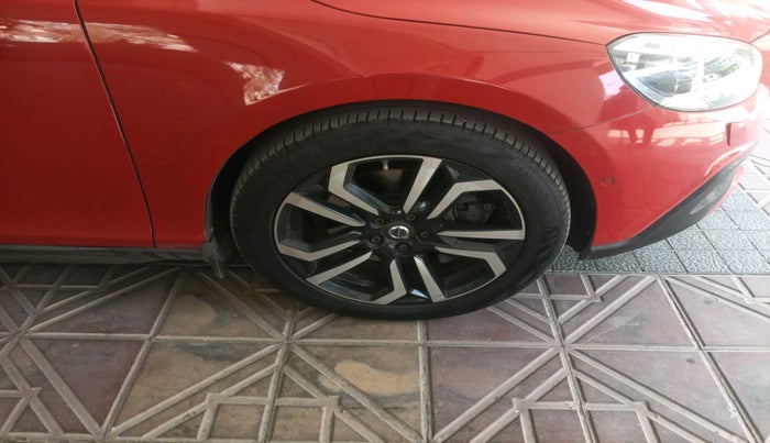 2016 Volvo V40 Cross Country D3, Diesel, Automatic, 1,13,768 km, tyre