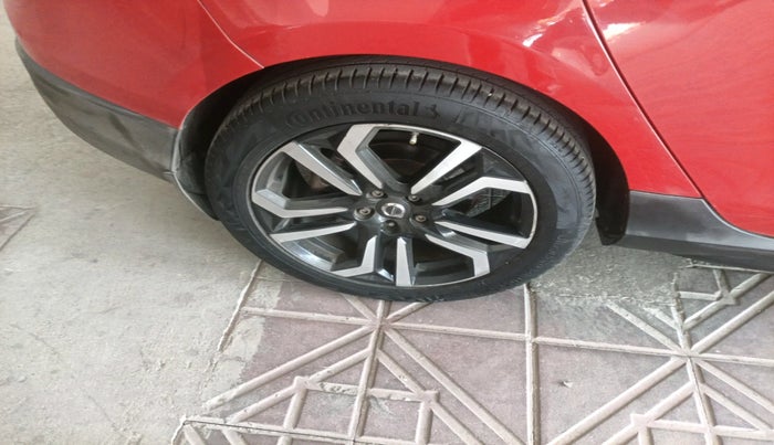 2016 Volvo V40 Cross Country D3, Diesel, Automatic, 1,13,768 km, tyre