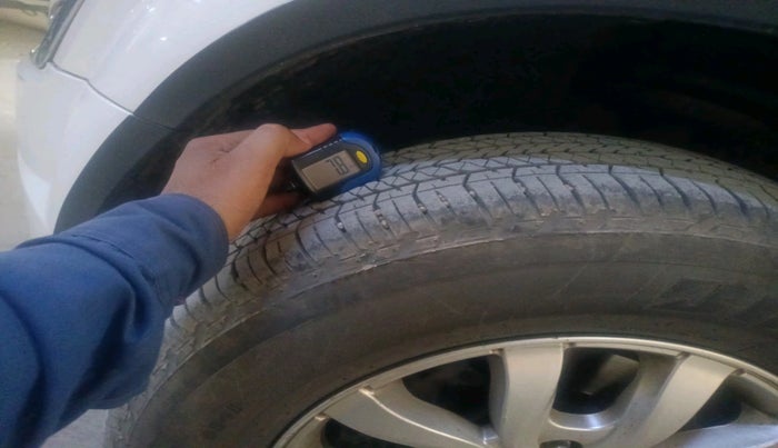 2017 Mahindra XUV500 W10 AT, Diesel, Automatic, 1,51,314 km, tyre