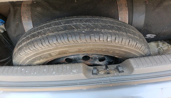 2012 Hyundai i10 MAGNA 1.2, CNG, Manual, 1,30,441 km, tyre