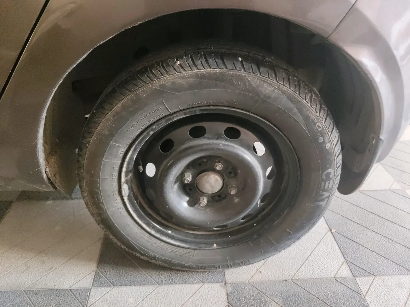 2017 Tata Tiago XZ PETROL, Petrol, Manual, 75,000 km, tyre