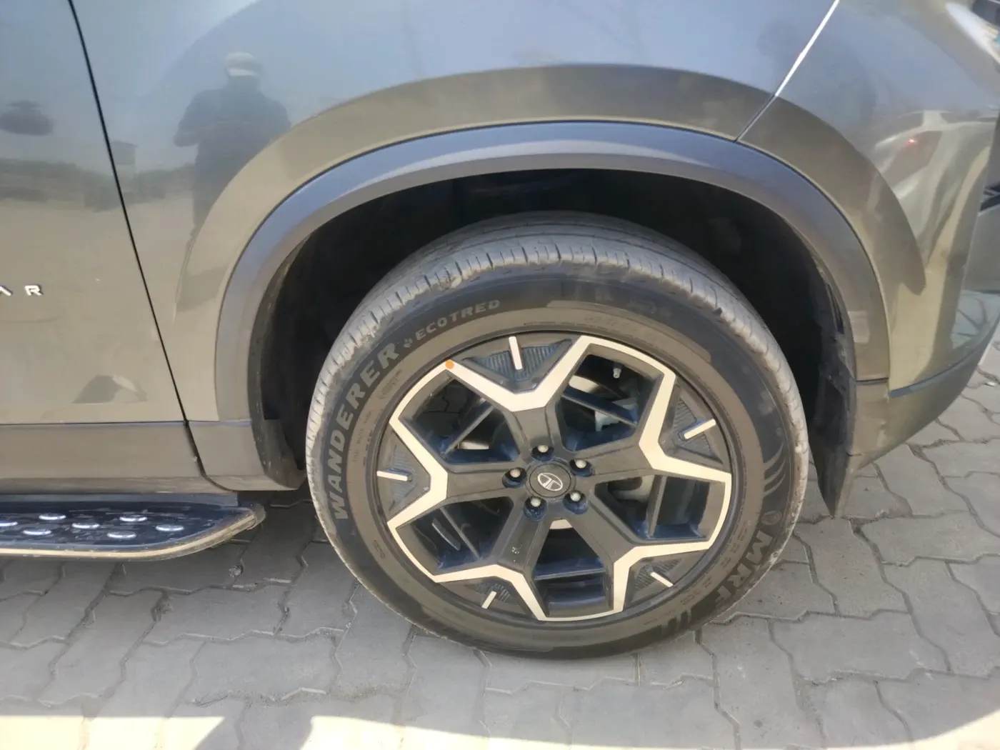 2023 Tata Safari ACCOMPLISHED PLUS DUAL TONE, Diesel, Manual, 22,041 km, tyre