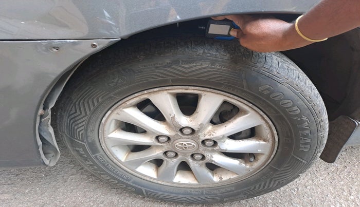 2012 Toyota Innova 2.5 VX 7 STR, Diesel, Manual, 2,14,801 km, tyre