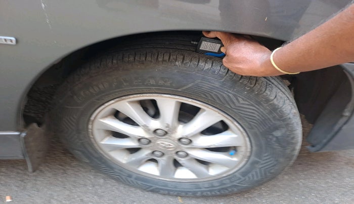 2012 Toyota Innova 2.5 VX 7 STR, Diesel, Manual, 2,14,801 km, tyre