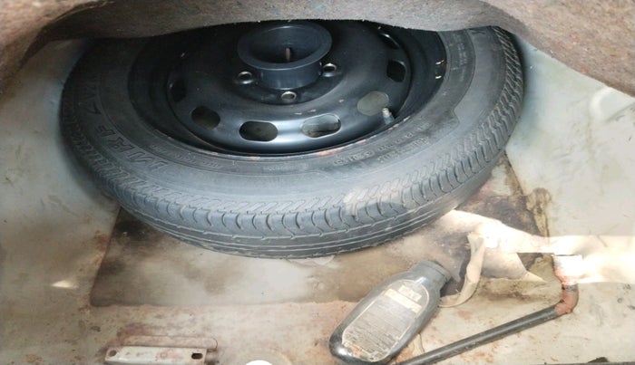 2011 Ford Fiesta Classic SXI 1.6 PETROL, Petrol, Manual, 1,31,936 km, tyre