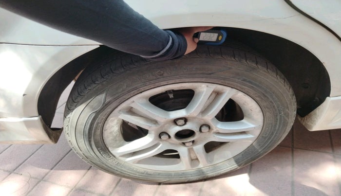 2011 Ford Fiesta Classic SXI 1.6 PETROL, Petrol, Manual, 1,31,936 km, tyre