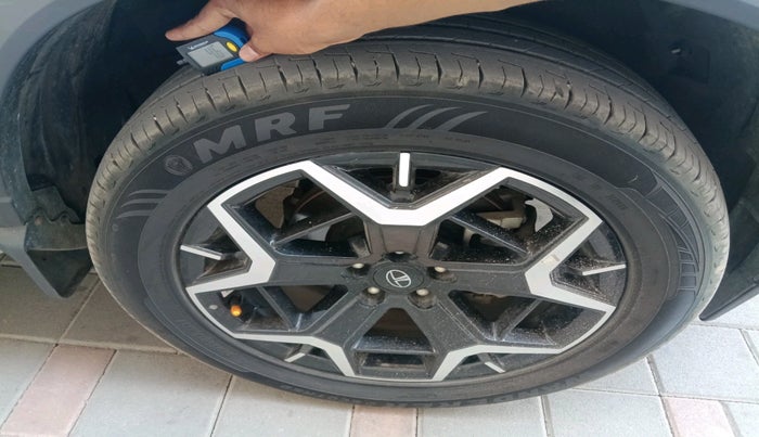 2025 Tata Safari ACCOMPLISHED PLUS DUAL TONE AT, Diesel, Automatic, 15,877 km, tyre