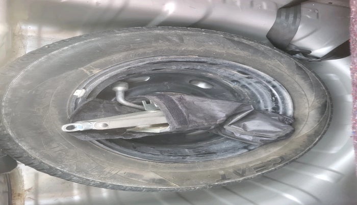 2016 Renault Kwid RXL, Petrol, Manual, 72,864 km, tyre