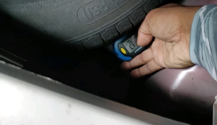2022 Mahindra XUV300 W8 (O) 1.2 PETROL AMT, Petrol, Automatic, 50,770 km, tyre