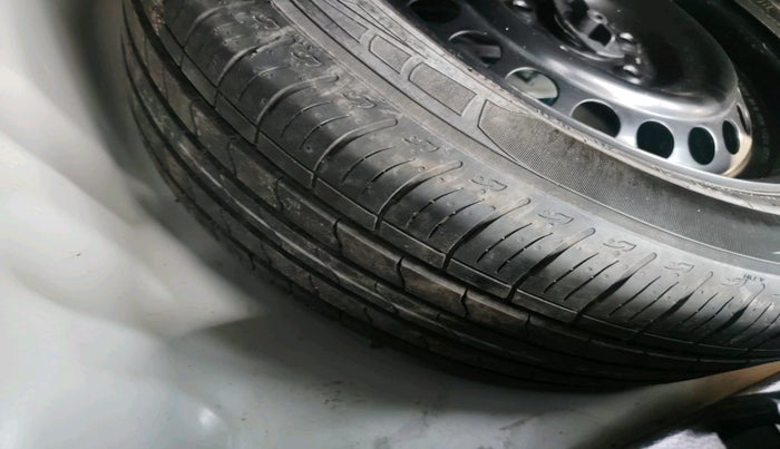 2022 Maruti BREZZA VXI SMART HYBRID, Petrol, Manual, 24,835 km, tyre