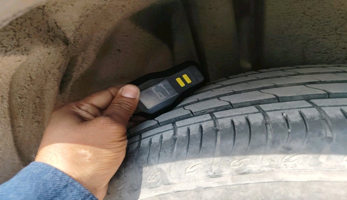 2022 Maruti BREZZA VXI SMART HYBRID, Petrol, Manual, 24,835 km, tyre