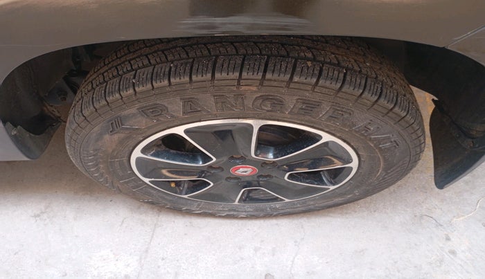 2017 Renault Duster RXS CVT, Petrol, Automatic, 9,44,366 km, tyre