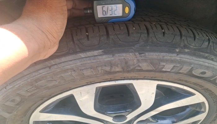 2016 Nissan Terrano XV D PREMIUM AMT, Diesel, Automatic, 1,20,234 km, tyre