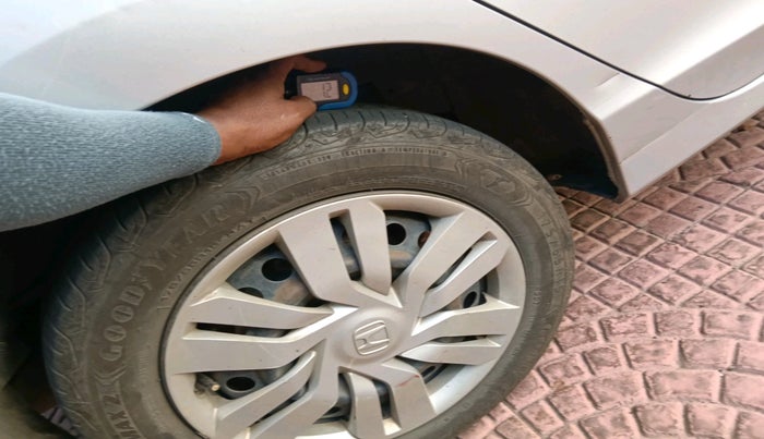 2014 Honda City 1.5L I-VTEC SV, Petrol, Manual, 2,25,233 km, tyre