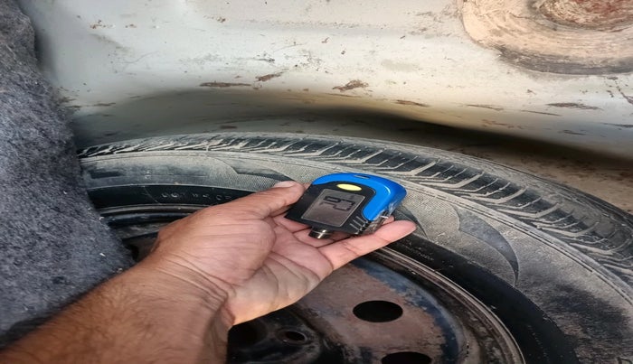 2016 Maruti Swift VDI, Diesel, Manual, 1,96,819 km, tyre