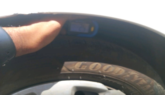 2012 Hyundai i10 MAGNA 1.2, CNG, Manual, 1,42,237 km, tyre