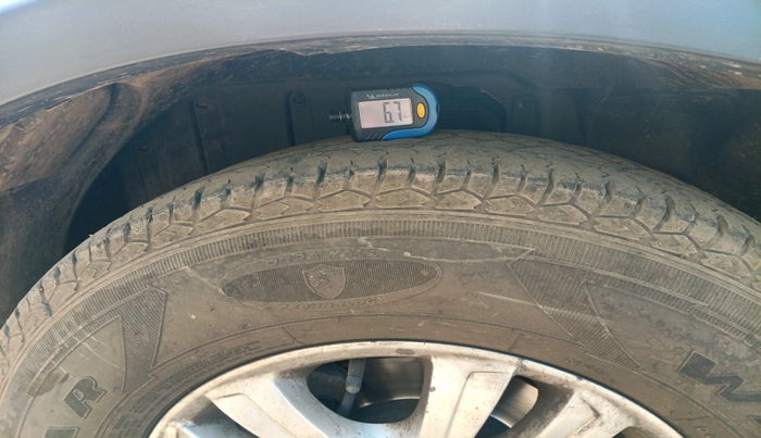 2013 Ssangyong Rexton RX7, Diesel, Automatic, 1,23,377 km, tyre