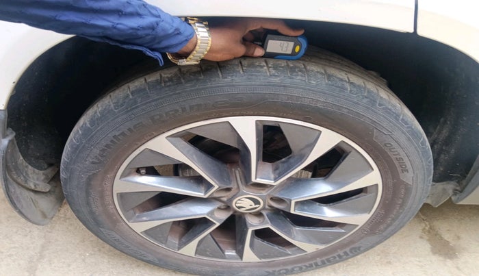 2020 Skoda Karoq STYLE 1.5 TSI AT, Petrol, Automatic, 32,685 km, tyre