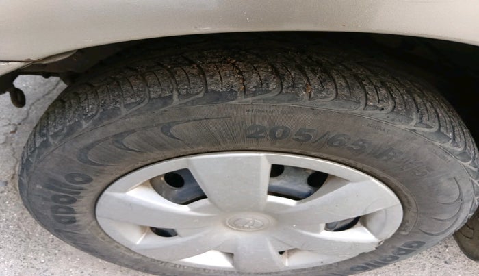 2005 Toyota Innova G1 2.5, Diesel, Manual, 2,94,121 km, tyre