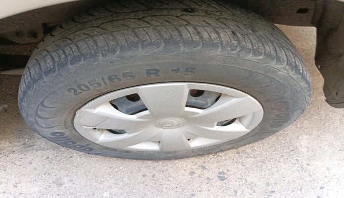 2005 Toyota Innova G1 2.5, Diesel, Manual, 2,94,121 km, tyre