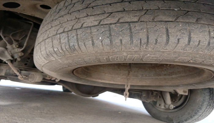 2005 Toyota Innova G1 2.5, Diesel, Manual, 2,94,121 km, tyre