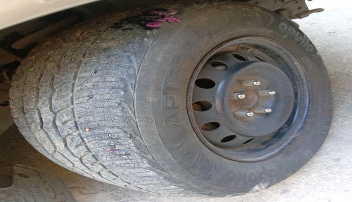 2005 Toyota Innova G1 2.5, Diesel, Manual, 2,94,121 km, tyre