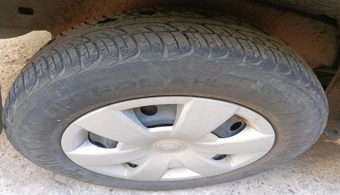 2005 Toyota Innova G1 2.5, Diesel, Manual, 2,94,121 km, tyre