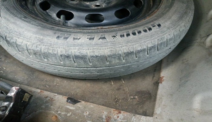 2012 Ford Fiesta Classic LXI 1.4 DIESEL, Diesel, Manual, 1,06,655 km, tyre