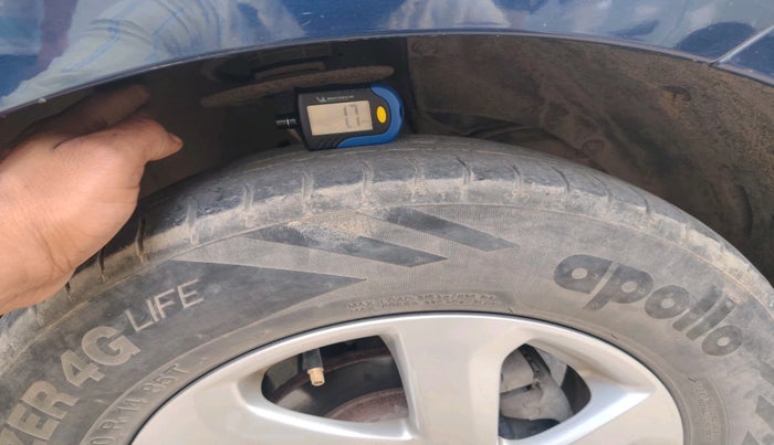 2019 Maruti Swift VXI AMT, CNG, Automatic, 1,11,472 km, tyre