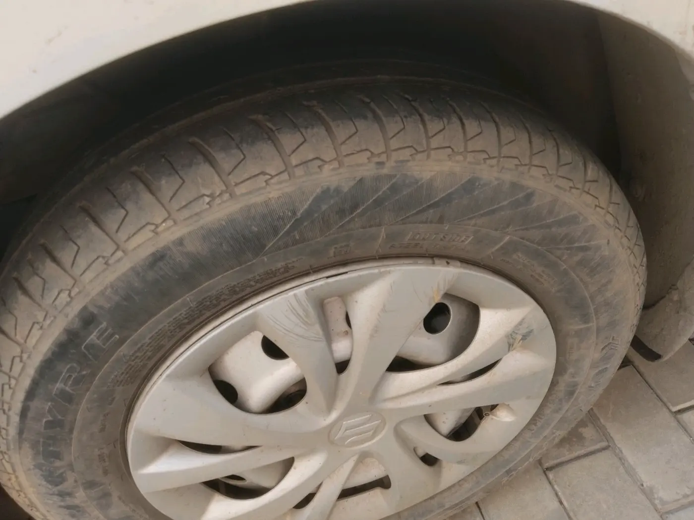 2022 Maruti Dzire LXI, Petrol, Manual, 90,317 km, tyre