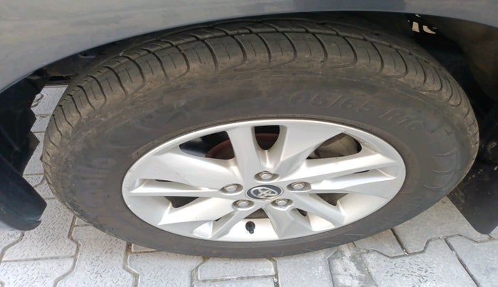 2016 Toyota Innova Crysta 2.4 VX 7 STR, Diesel, Manual, 47,697 km, tyre