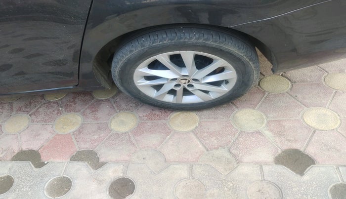 2022 Skoda SLAVIA AMBITION 1.0L TSI MT, Petrol, Manual, 36,731 km, tyre