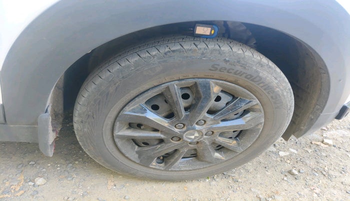 2025 Mahindra XUV 3XO REVX M 1.2 Petrol, Petrol, Manual, 12,691 km, tyre