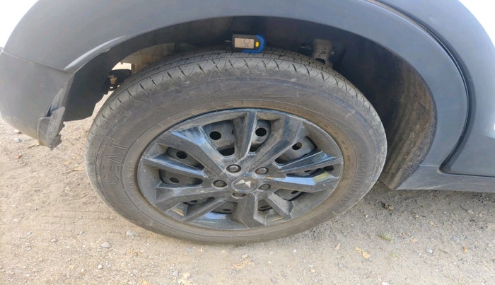 2025 Mahindra XUV 3XO REVX M 1.2 Petrol, Petrol, Manual, 12,691 km, tyre