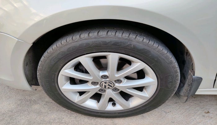 2011 Volkswagen Jetta HIGHLINE TDI AT, Diesel, Automatic, 1,02,064 km, tyre