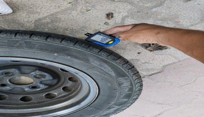 2017 Hyundai Eon ERA +, Petrol, Manual, 75,866 km, tyre