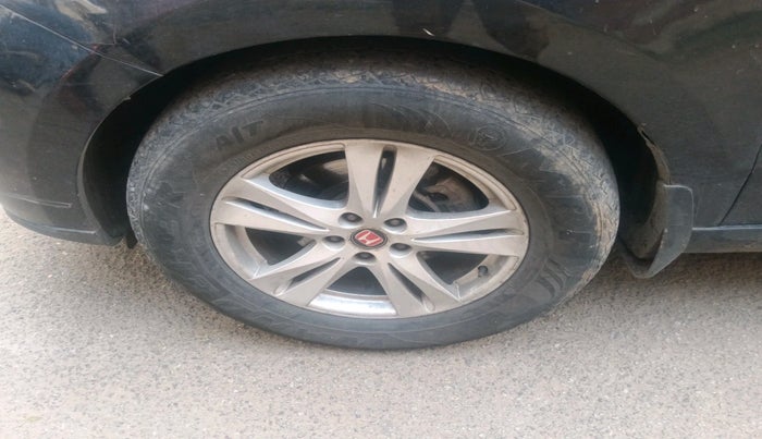 2011 Hyundai Santa Fe 2 WD, Diesel, Manual, 1,94,326 km, tyre