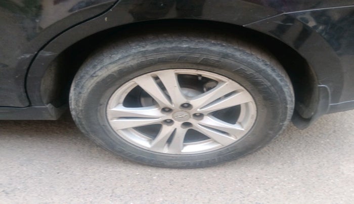 2011 Hyundai Santa Fe 2 WD, Diesel, Manual, 1,94,326 km, tyre