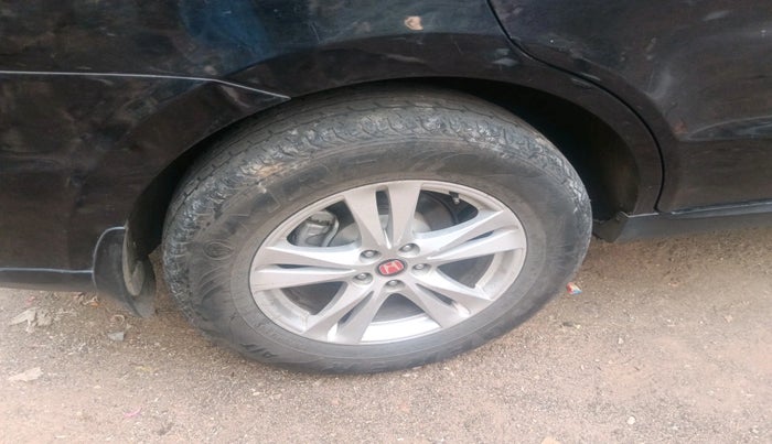 2011 Hyundai Santa Fe 2 WD, Diesel, Manual, 1,94,326 km, tyre